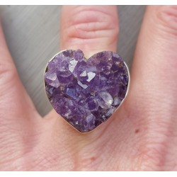 Zilveren ring gezet met hart van ruwe Amethist 17.3 mm