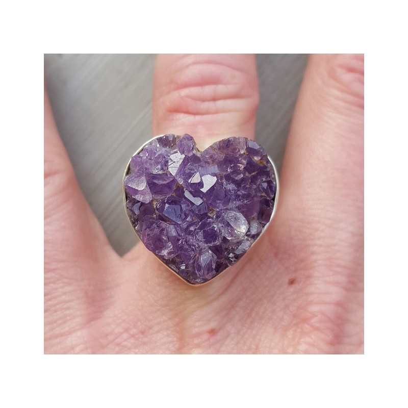 Zilveren ring gezet met hart van ruwe Amethist 17.3 mm