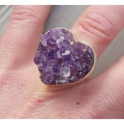 Zilveren ring gezet met hart van ruwe Amethist 17.3 mm