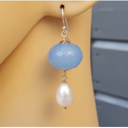 Zilveren oorbellen met licht blauwe Jade en zoetwater Parel
