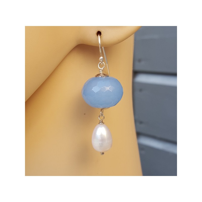 Zilveren oorbellen met licht blauwe Jade en zoetwater Parel
