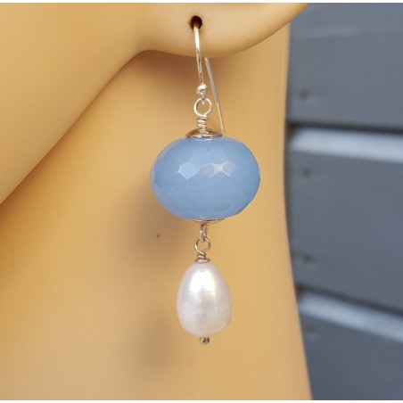 Zilveren oorbellen met licht blauwe Jade en zoetwater Parel
