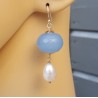 Zilveren oorbellen met licht blauwe Jade en zoetwater Parel