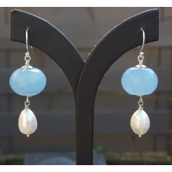 Zilveren oorbellen met licht blauwe Jade en zoetwater Parel