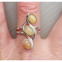 Zilveren ring gezet met drie Ethiopsiche Opalen 19 mm