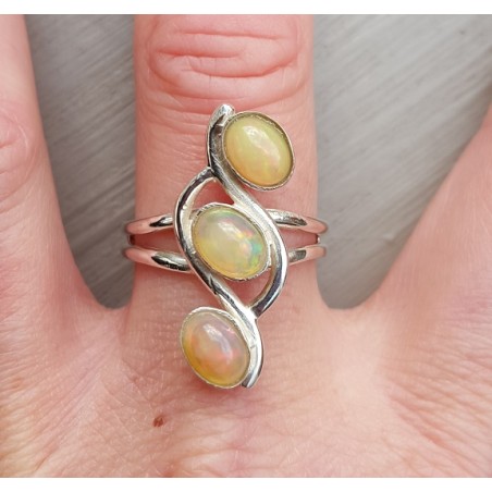 Zilveren ring gezet met drie Ethiopsiche Opalen 19 mm