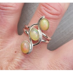 Zilveren ring gezet met drie Ethiopsiche Opalen 19 mm