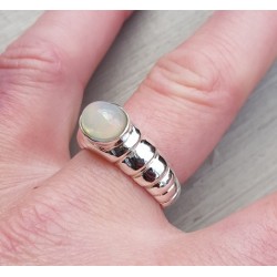 Zilveren ring gezet met dwarsliggende ovale Ethiopische Opaal 19