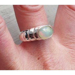 Zilveren ring gezet met dwarsliggende ovale Ethiopische Opaal 19