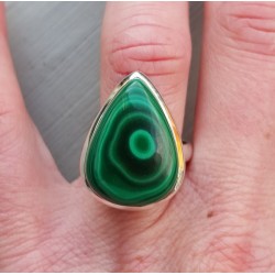 Zilveren ring gezet met druppelvormige Malachiet 17.7 mm