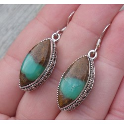 Zilveren oorbellen Boulder Chrysopraas gezet in bewerkte setting