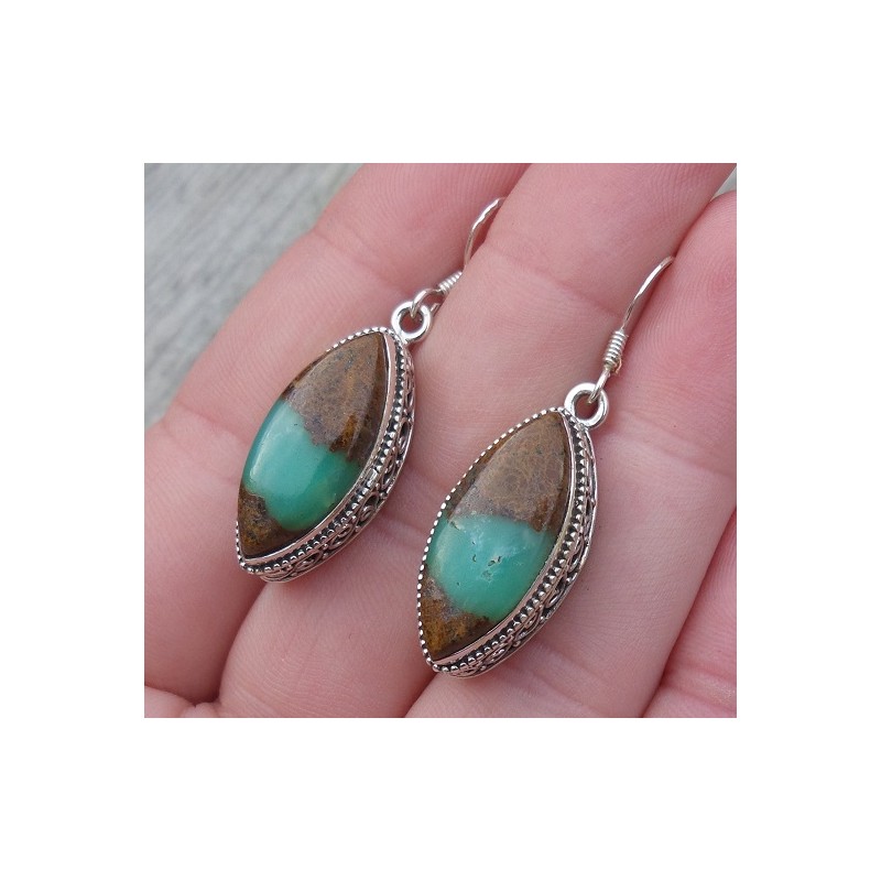 Zilveren oorbellen Boulder Chrysopraas gezet in bewerkte setting