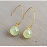 Vergulde oorbellen met lime groene Chalcedoon druppel