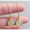 Vergulde oorbellen met lime groene Chalcedoon druppel