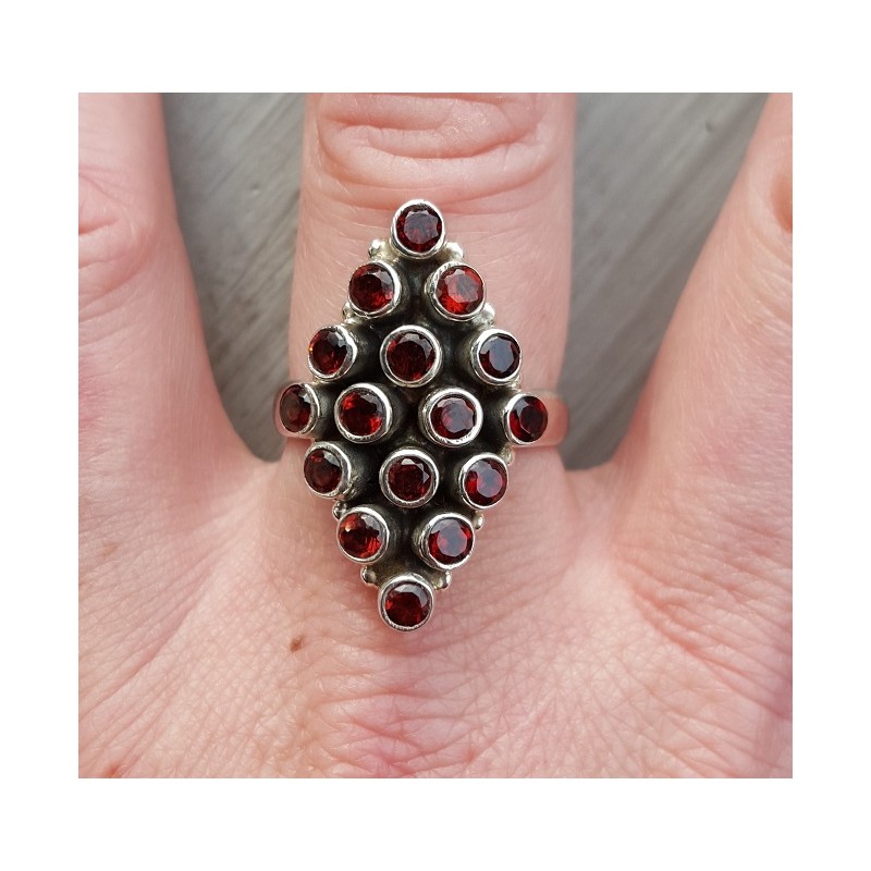 Zilveren ring gezet met ronde Granaten maat 19 mm