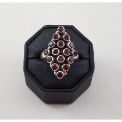 Zilveren ring gezet met ronde Granaten maat 19 mm