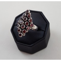 Zilveren ring gezet met ronde Granaten maat 19 mm