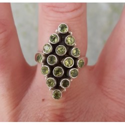 Zilveren ring gezet met Peridot maat 19 mm