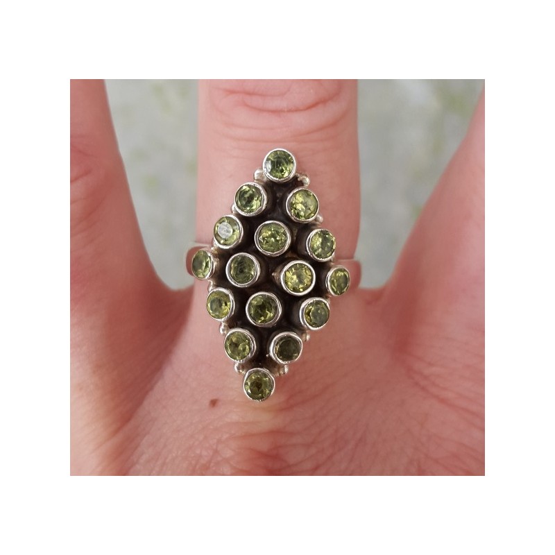 Zilveren ring gezet met Peridot maat 19 mm