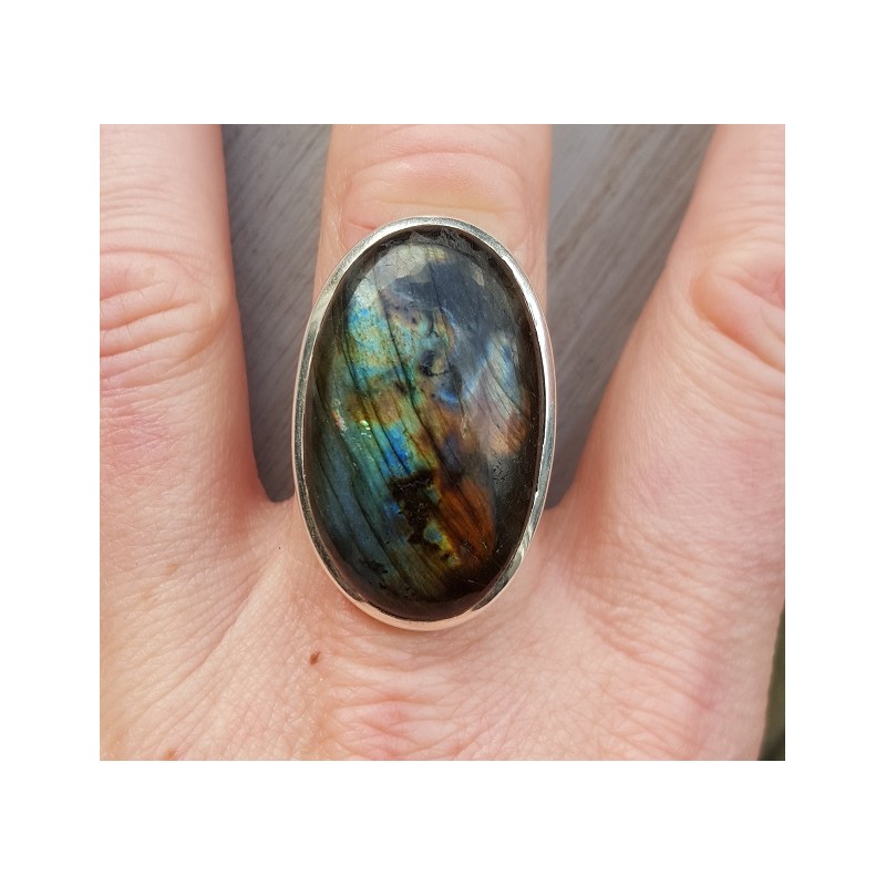 Zilveren ring gezet met grote ovale Labradoriet 17.5 mm