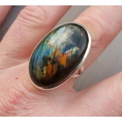 Zilveren ring gezet met grote ovale Labradoriet 17.5 mm