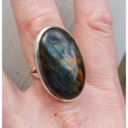 Zilveren ring gezet met grote ovale Labradoriet 17.5 mm