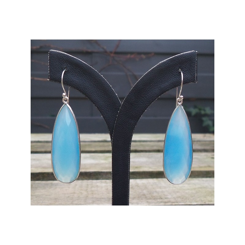 Zilveren oorbellen met smalle blauwe Chalcedoon