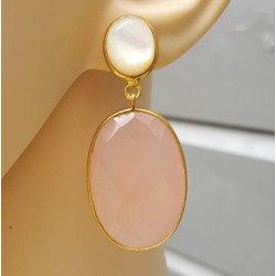 Vergulde oorbellen met roze Chalcedoon en Parelmoer