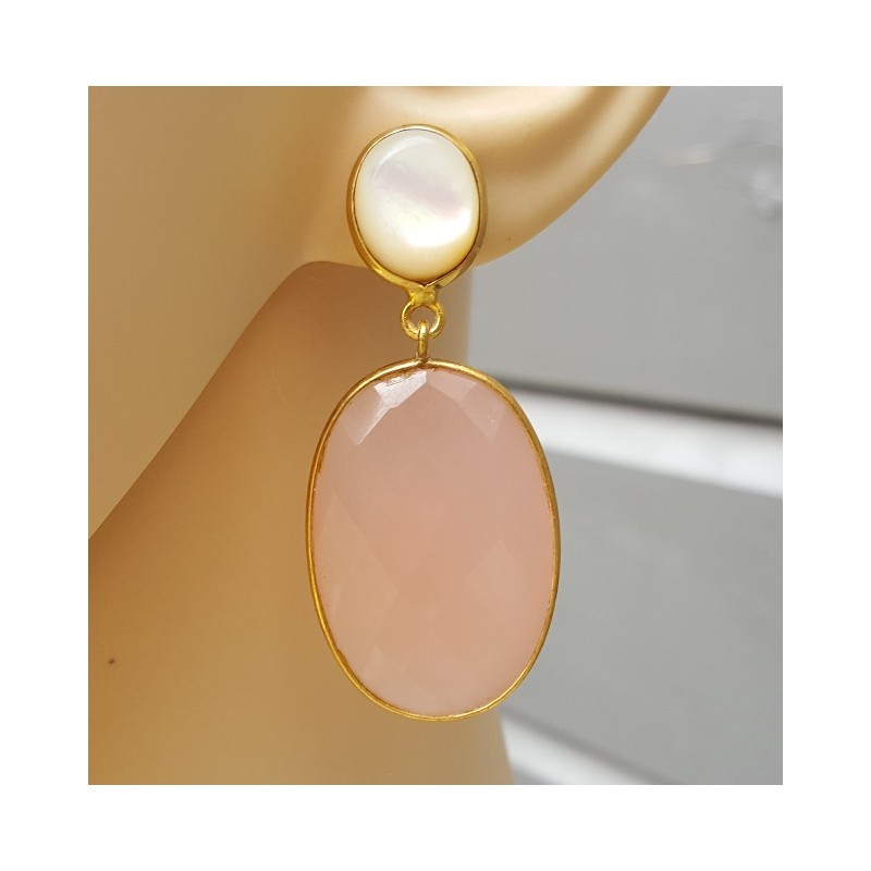 Vergulde oorbellen met roze Chalcedoon en Parelmoer