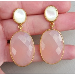 Vergulde oorbellen met roze Chalcedoon en Parelmoer
