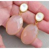 Vergulde oorbellen met roze Chalcedoon en Parelmoer