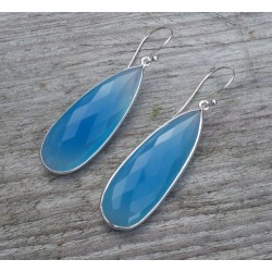 Zilveren oorbellen met smalle blauwe Chalcedoon