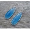 Zilveren oorbellen met smalle blauwe Chalcedoon