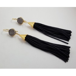 Vergulde tassel oorbellen van zwarte steentjes en druzy Titanium