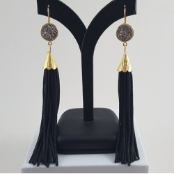 Vergulde tassel oorbellen van zwarte steentjes en druzy Titanium