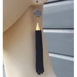 Vergulde tassel oorbellen van zwarte steentjes en druzy Titanium