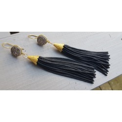 Vergulde tassel oorbellen van zwarte steentjes en druzy Titanium