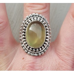 Zilveren ring gezet met ovale Prehniet met bewerkte kop 19 mm
