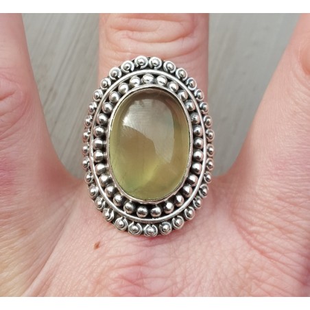 Zilveren ring gezet met ovale Prehniet met bewerkte kop 19 mm