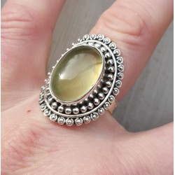 Zilveren ring gezet met ovale Prehniet met bewerkte kop 19 mm
