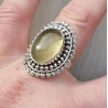 Zilveren ring gezet met ovale Prehniet met bewerkte kop 19 mm