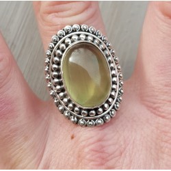 Zilveren ring gezet met ovale Prehniet met bewerkte kop 19 mm