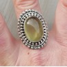 Zilveren ring gezet met ovale Prehniet met bewerkte kop 19 mm