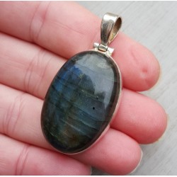 Zilveren hanger met ovale cabochon geslepen Labradoriet