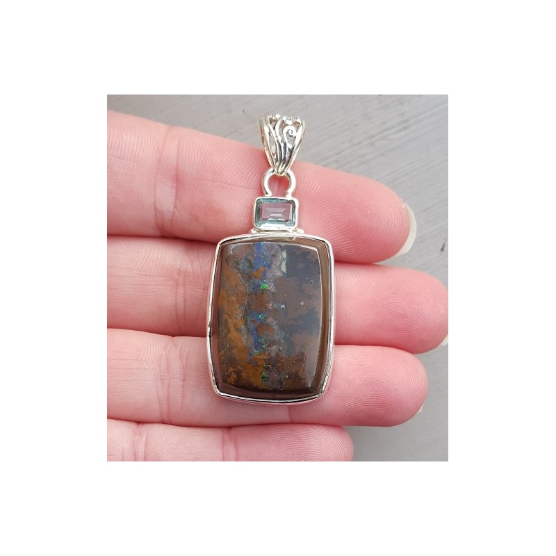 Zilveren hanger gezet met Boulder Opaal en blauw Topaas
