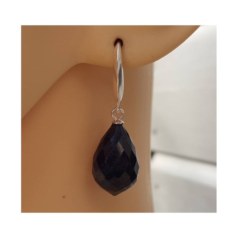 Zilveren oorbellen met grote donker blauw Saffier briolet