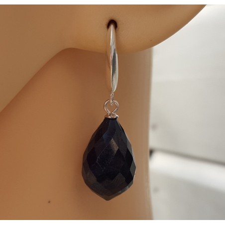Zilveren oorbellen met grote donker blauw Saffier briolet