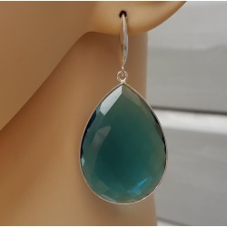 Zilveren oorbellen gezet met grote blauwe Topaas quartz