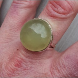 Zilveren ring gezet met ronde cabochon Prehniet 18.5 mm
