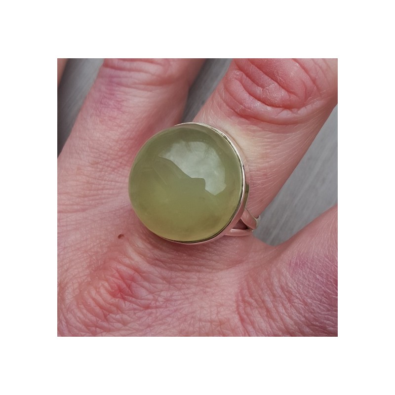 Zilveren ring gezet met ronde cabochon Prehniet 18.5 mm